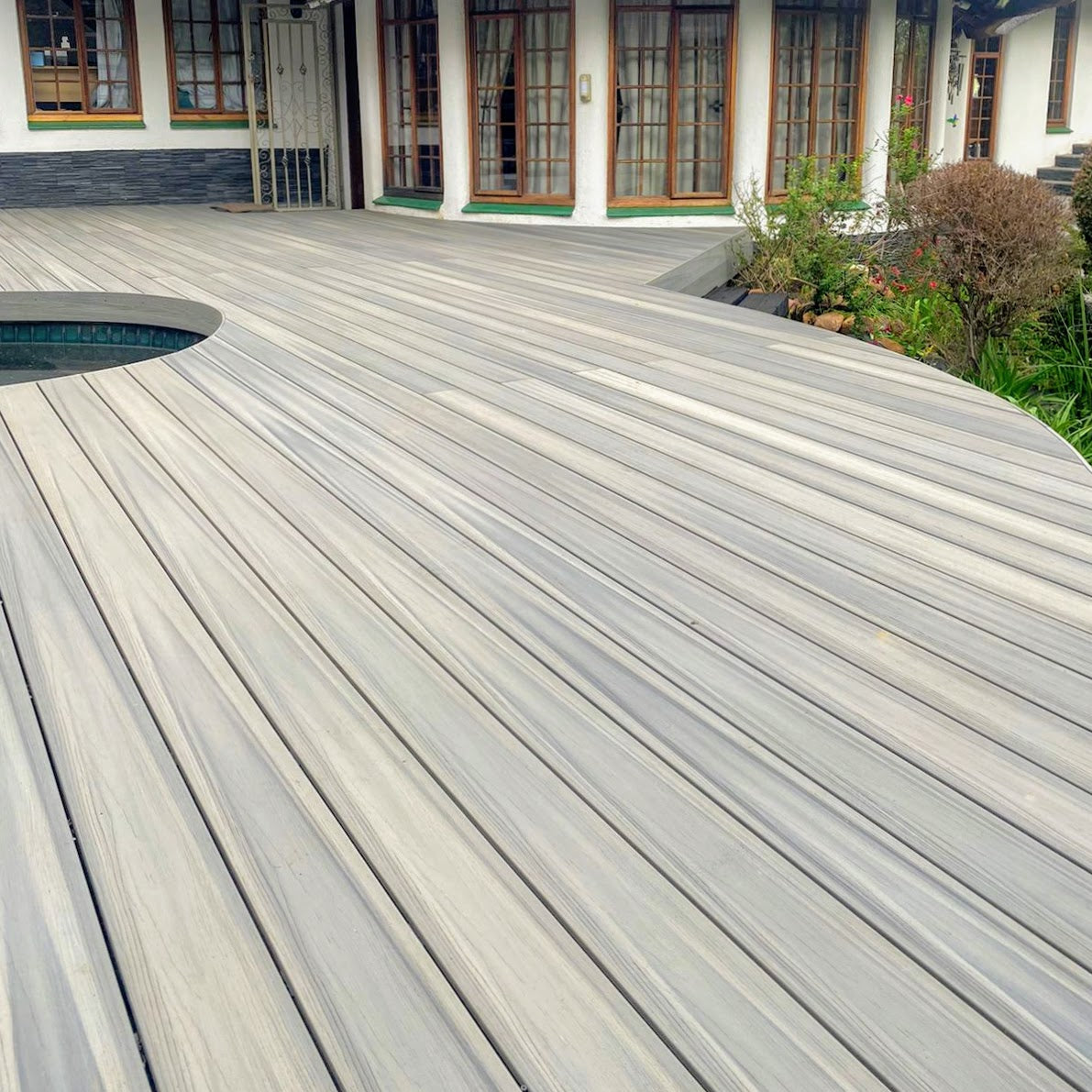 Composite decking with flexible fascia 